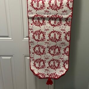 8 Oak Lane Table Runner